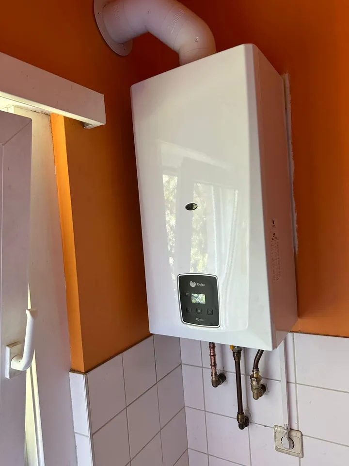 Bulex Opalia-badverwarmer aan een oranje muur, vers geplaatst