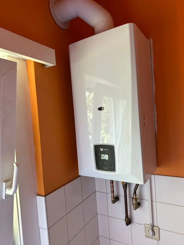 Bulex Opalia-badverwarmer aan een oranje muur, vers geplaatst