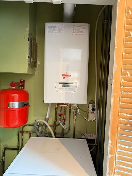Bulex Thema Condens met rood expansievat en koperen leidingwerk