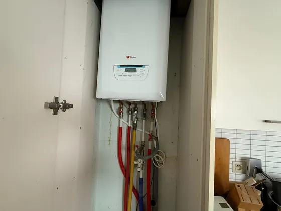 Bulex Thema Condens weggewerkt in een keukenkast, met nieuwe aansluitingen