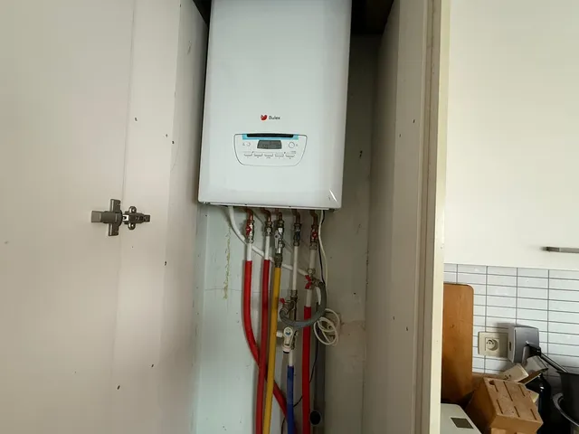 Bulex Thema Condens weggewerkt in een keukenkast, met nieuwe aansluitingen