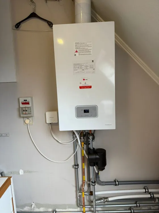Bulex ThermoMaster met draadloze kamerthermostaat en ontgasser, sticker SVO Techniek op het toestel